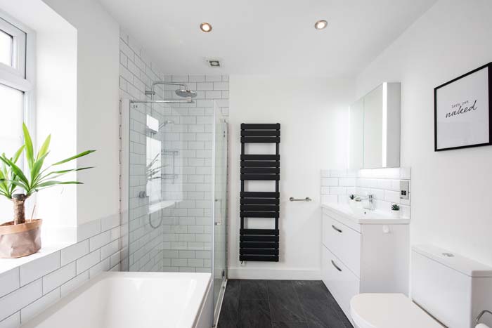 Vitt och modernt badrum som nyligen renoverats