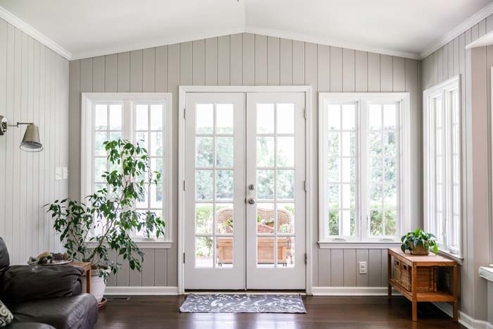 Nybyggd hall med stora glaspartier