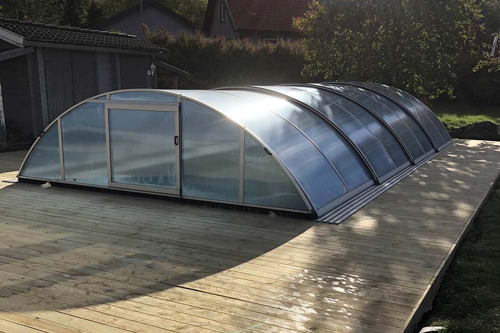 Pool på en veranda till en villa