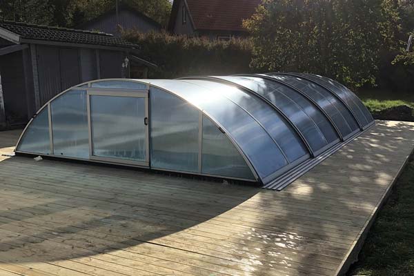 Pool med skydd på en altan